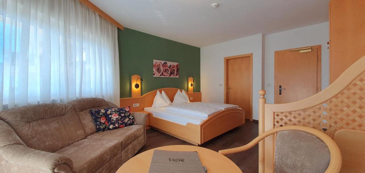 Hotel Garni Herz Tirolo Exteriör bild
